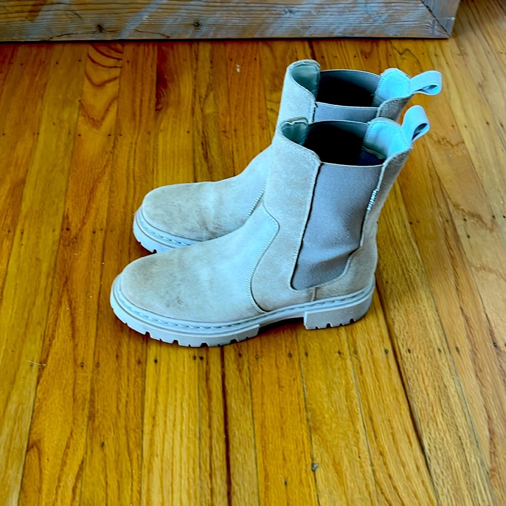 Suede boots. Size 38.